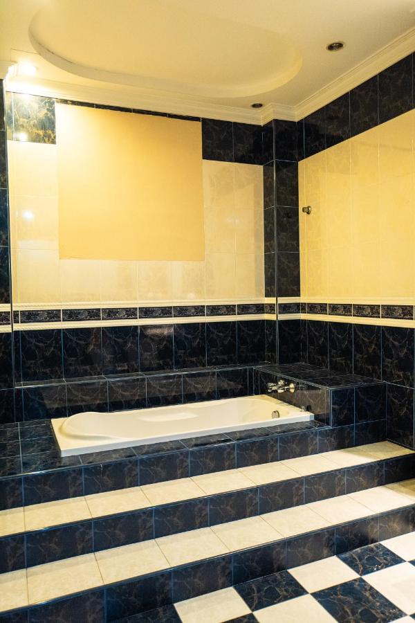 קוטה בארו Mk Homestay Wakaf Che Yeh With Bathtub - Max 14 Pax מראה חיצוני תמונה
