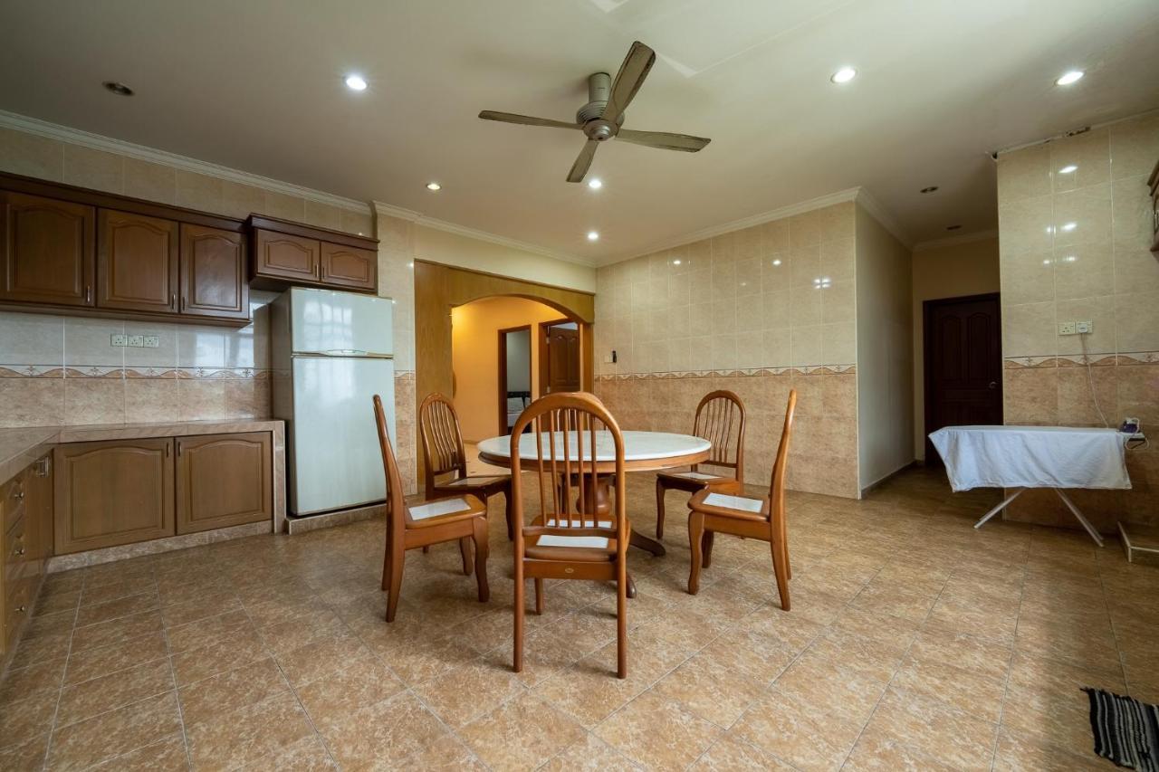 קוטה בארו Mk Homestay Wakaf Che Yeh With Bathtub - Max 14 Pax מראה חיצוני תמונה